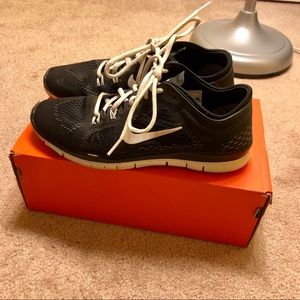 Black Nike free runs